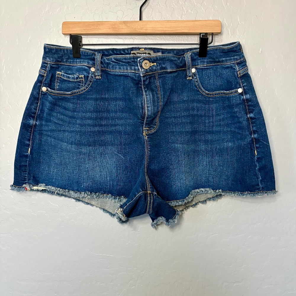 Torrid Feel the Fit Cut Off Jean Shorts‎ Dark Wash Sz 16
